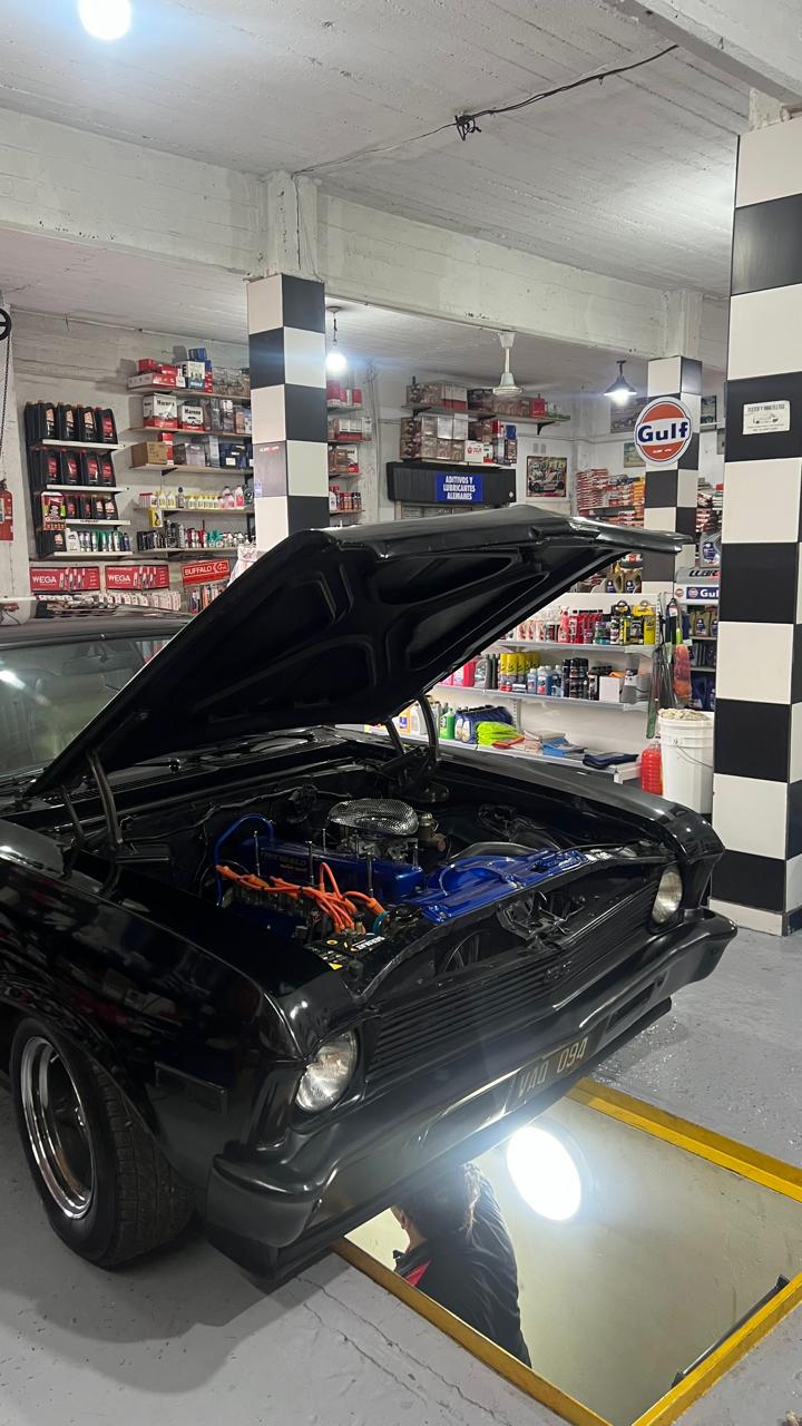 Motor de auto rojo durante service