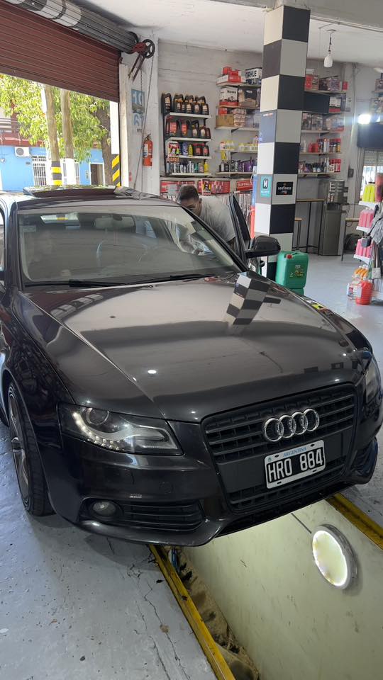 Audi A4 negro en el taller
