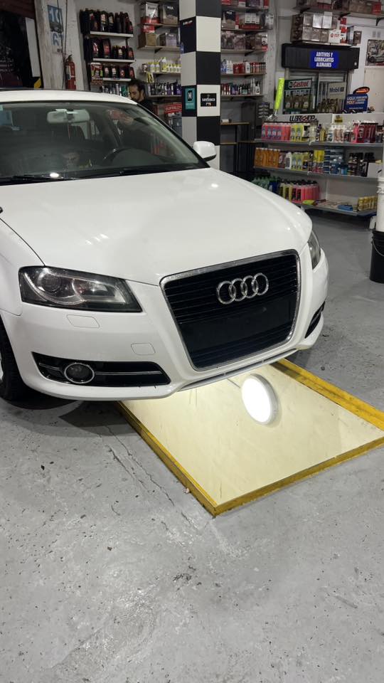 Frente del local con camionetas