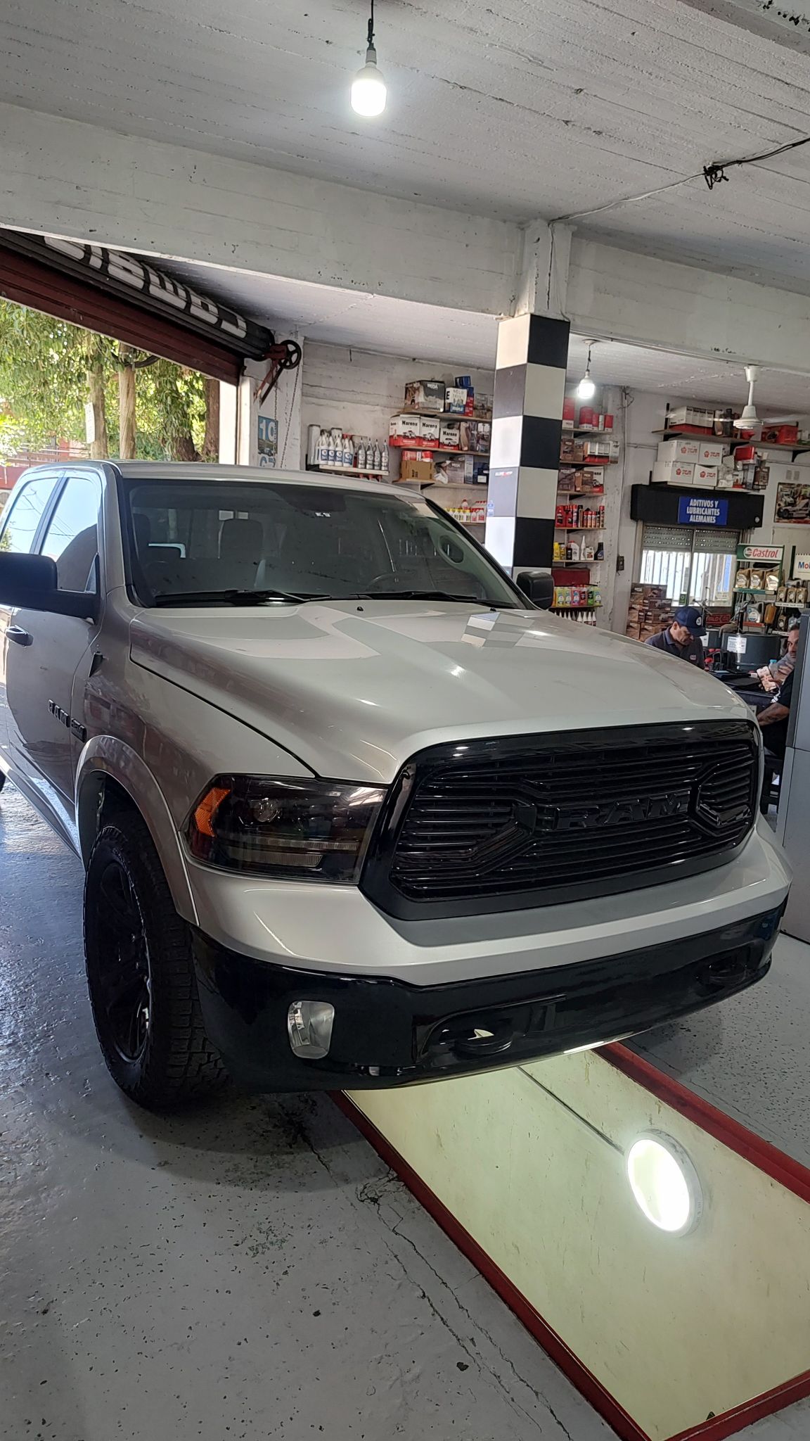 Dodge RAM en el taller